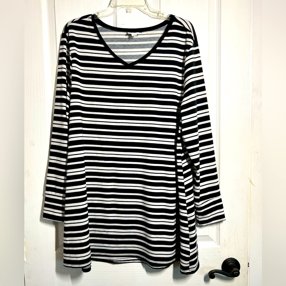 LULAROE Elizabeth Tunic in Black & White Stripes